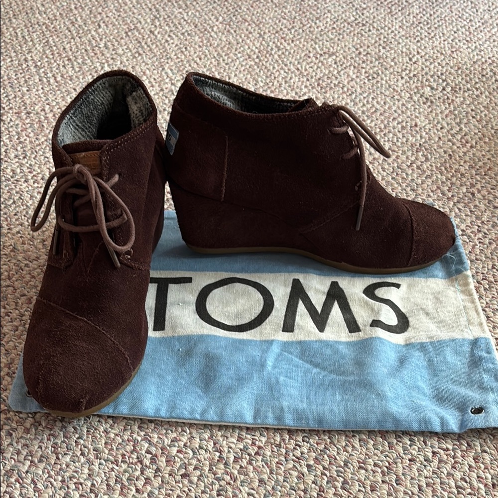 TOMS Women's Rich Brown Suede Wedges